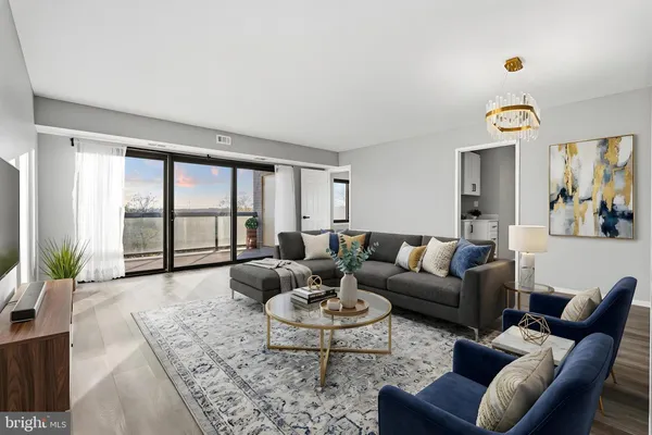 $374,888 | 307 Yoakum Parkway, Unit 706, Alexandria, VA 22304