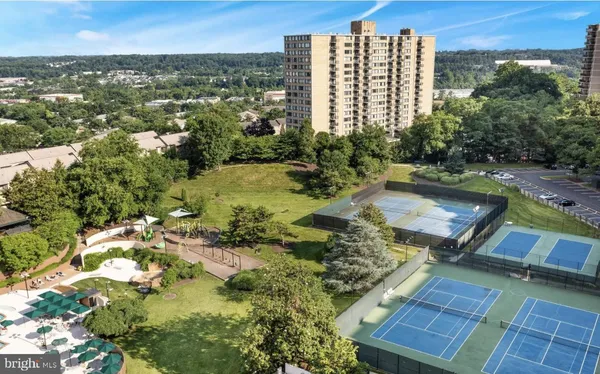 $374,888 | 307 Yoakum Parkway, Unit 706, Alexandria, VA 22304