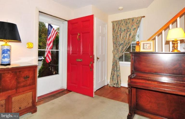 16 West Braddock Road Alexandria, VA 22301 - Photo 3 of 15 Entrance / Foyer