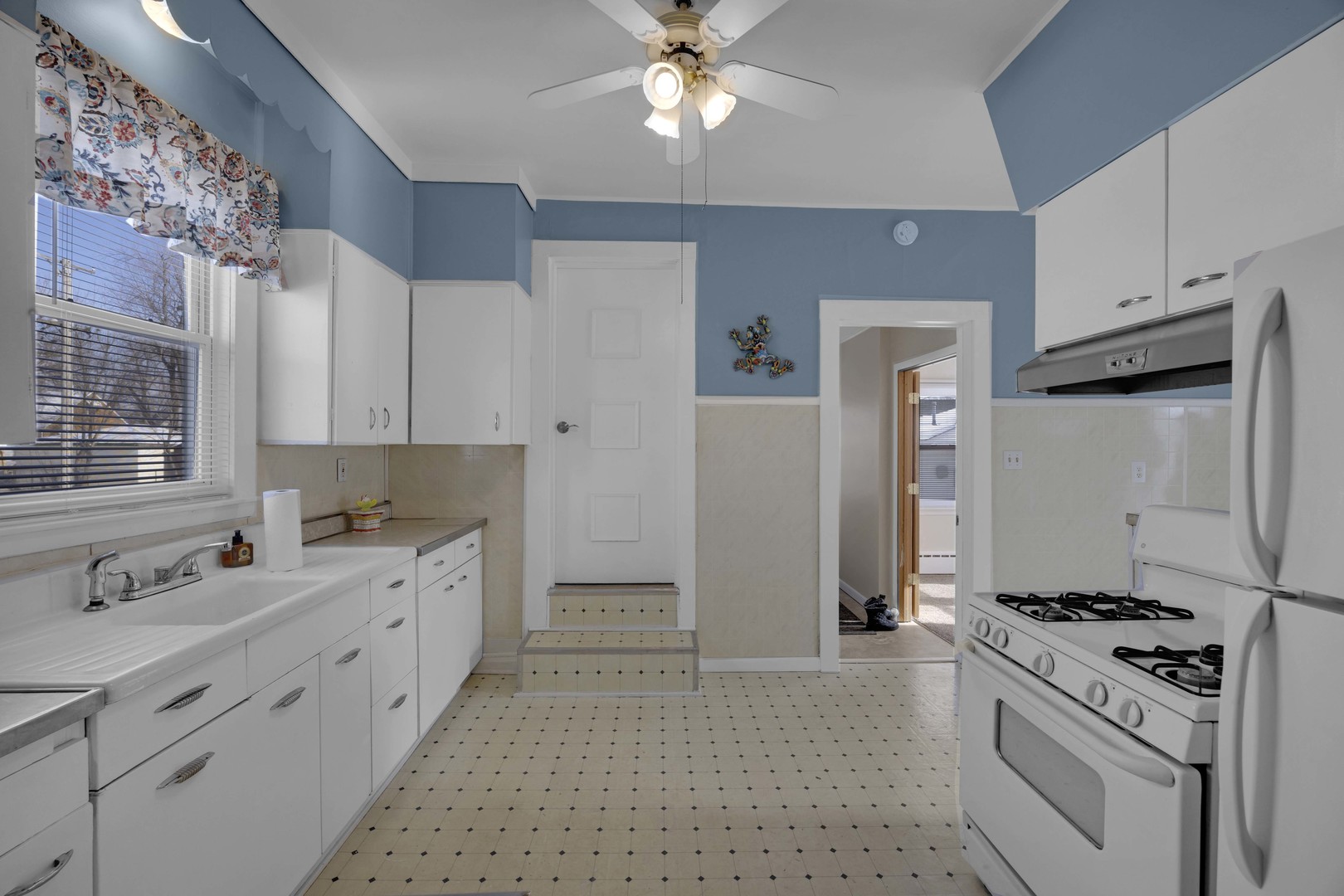 3333 Union Avenue Steger, IL 60475 - Photo 19 of 31 a kitchen with stainless steel appliances a sink stove and refrigerator