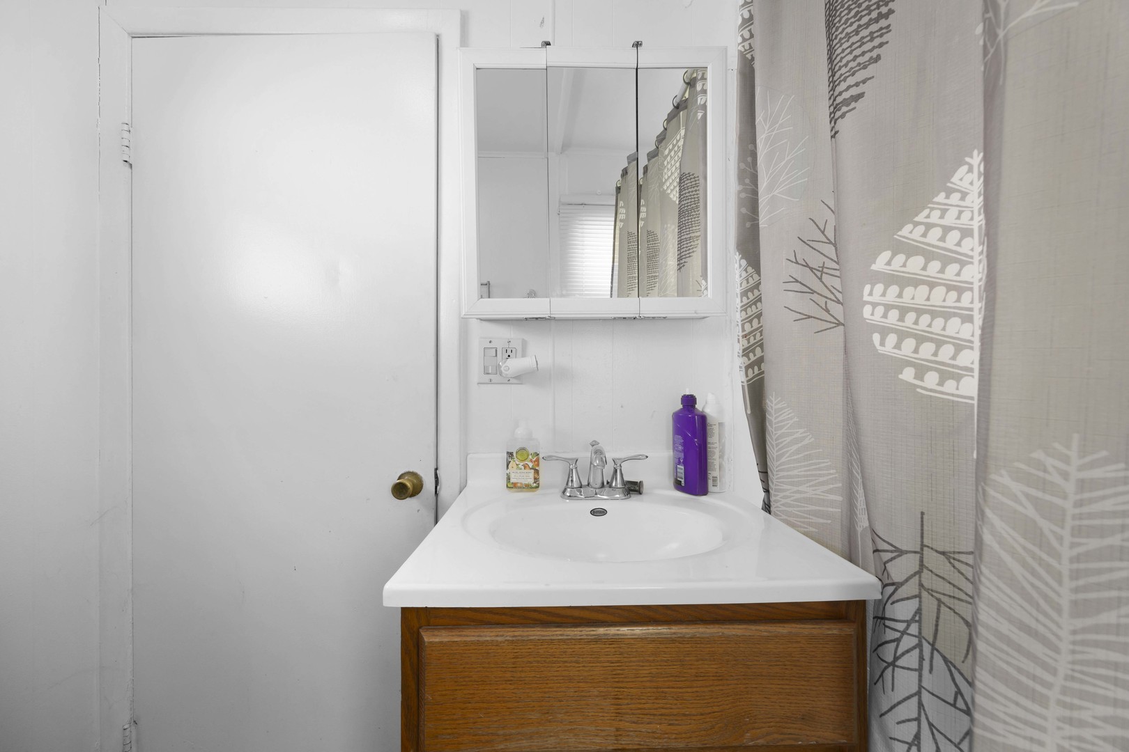 3333 Union Avenue Steger, IL 60475 - Photo 5 of 31 a bathroom with a sink and a mirror
