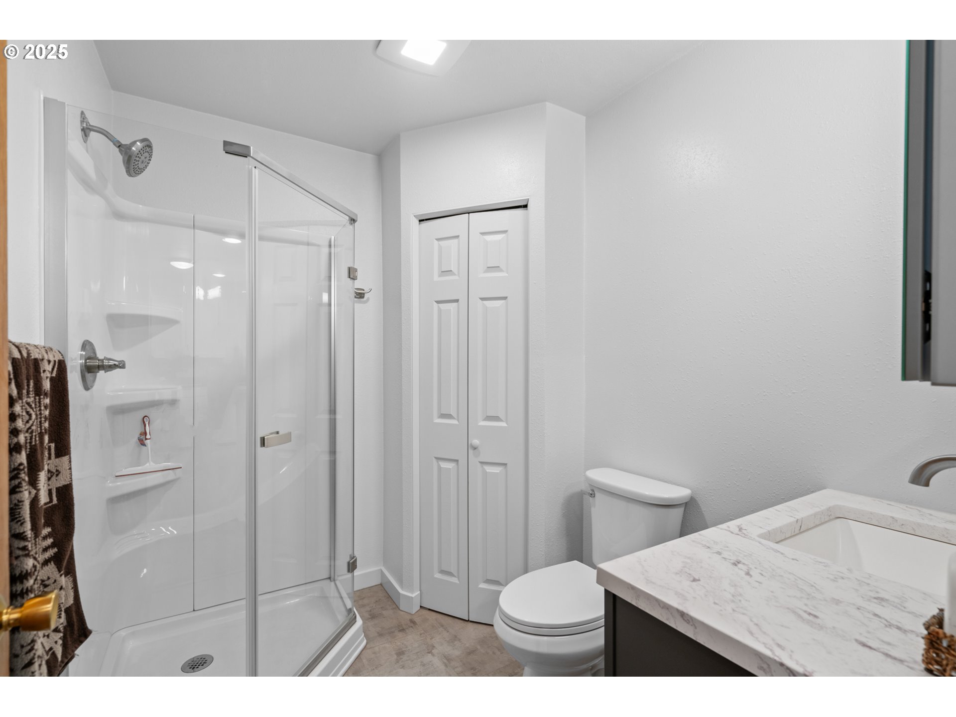 814 Southwest 44th Street Pendleton, OR 97801 - Photo 11 of 35 a bathroom with a granite countertop sink toilet and shower