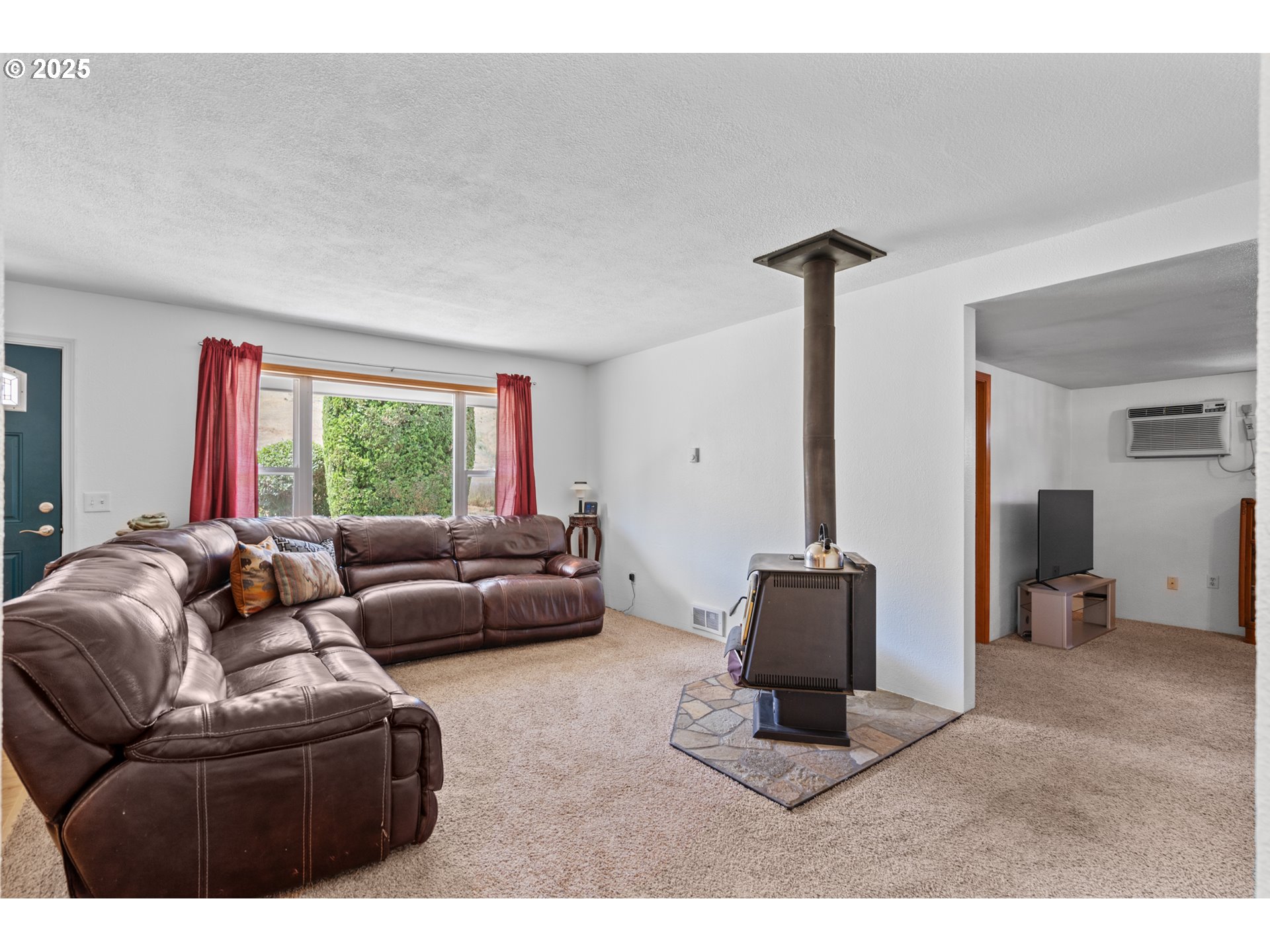 814 Southwest 44th Street Pendleton, OR 97801 - Photo 13 of 35 a living room with furniture and a window
