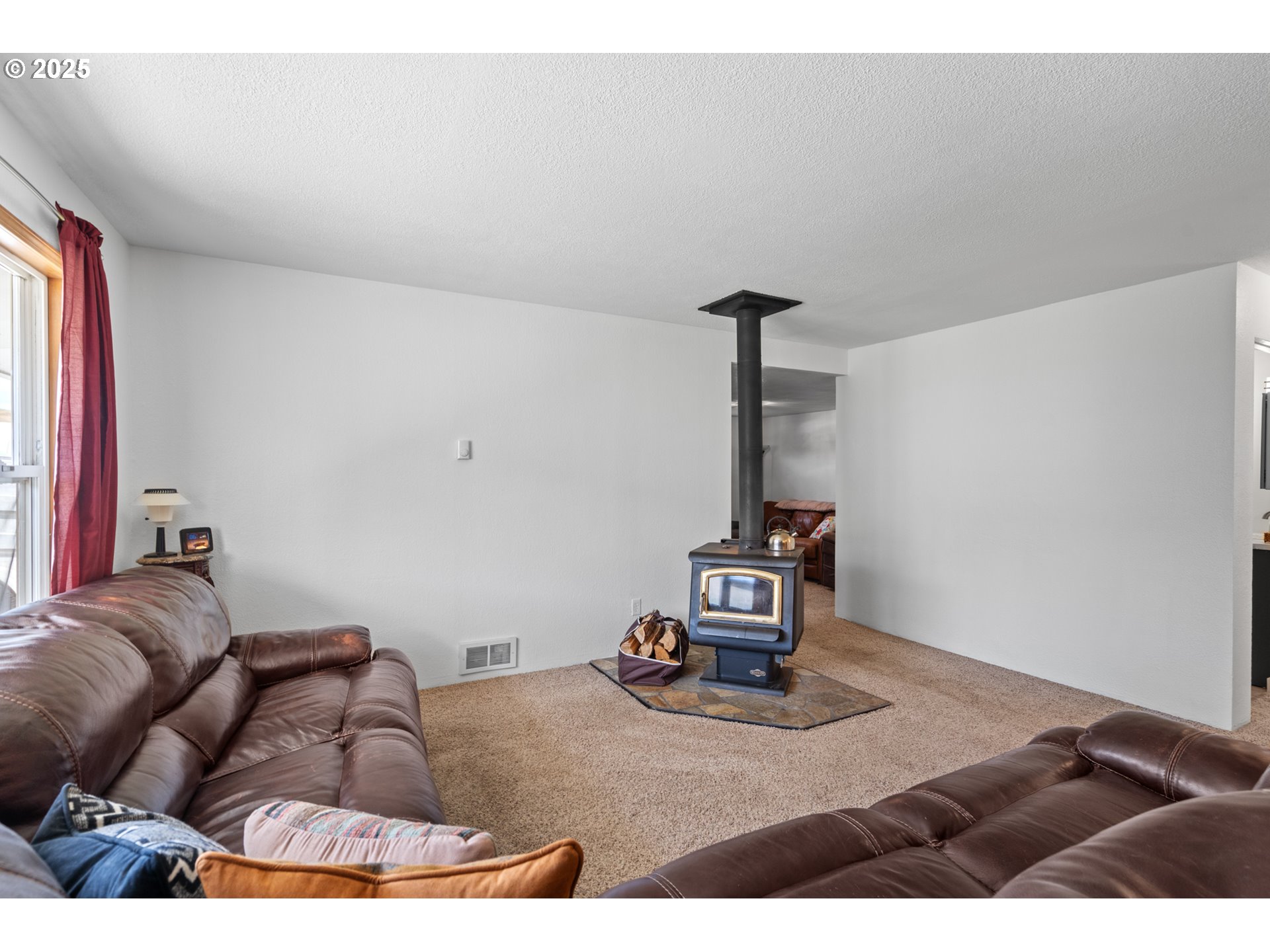 814 Southwest 44th Street Pendleton, OR 97801 - Photo 14 of 35 a living room with furniture
