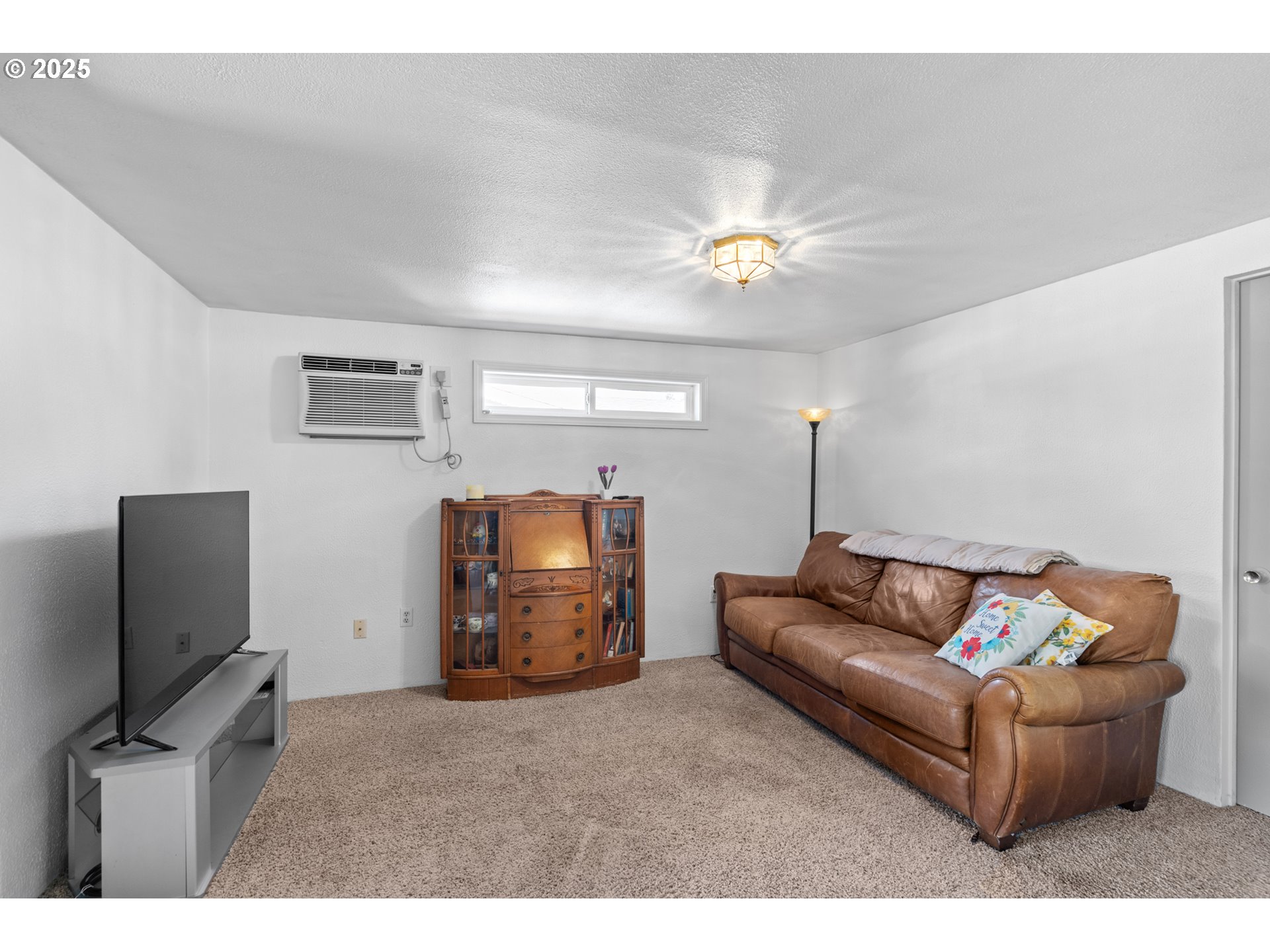 814 Southwest 44th Street Pendleton, OR 97801 - Photo 15 of 35 a living room with furniture and a flat screen tv