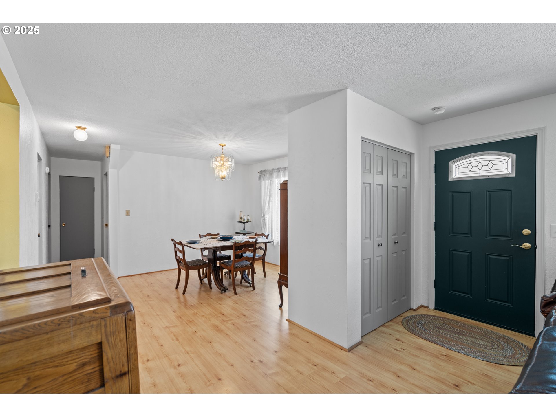 814 Southwest 44th Street Pendleton, OR 97801 - Photo 17 of 35 a dining room with furniture and chandelier