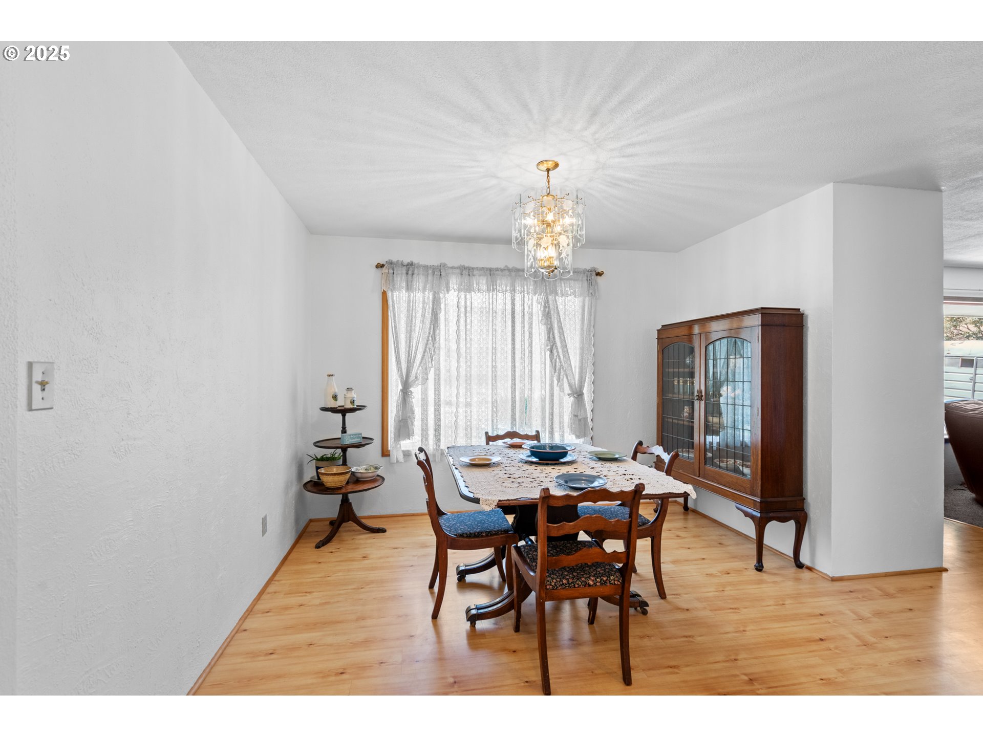 814 Southwest 44th Street Pendleton, OR 97801 - Photo 20 of 35 a view of a dining room with furniture and window