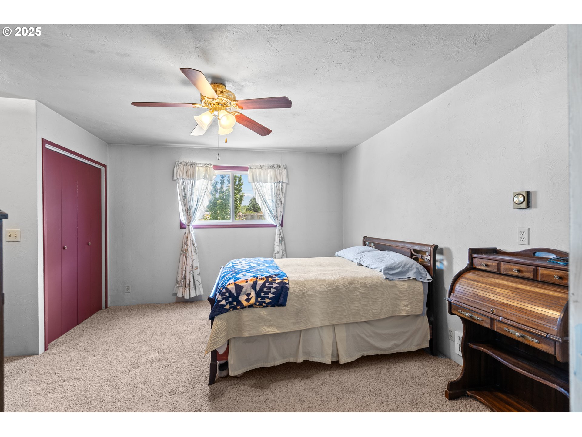 814 Southwest 44th Street Pendleton, OR 97801 - Photo 22 of 35 a bedroom with a bed and a chandelier