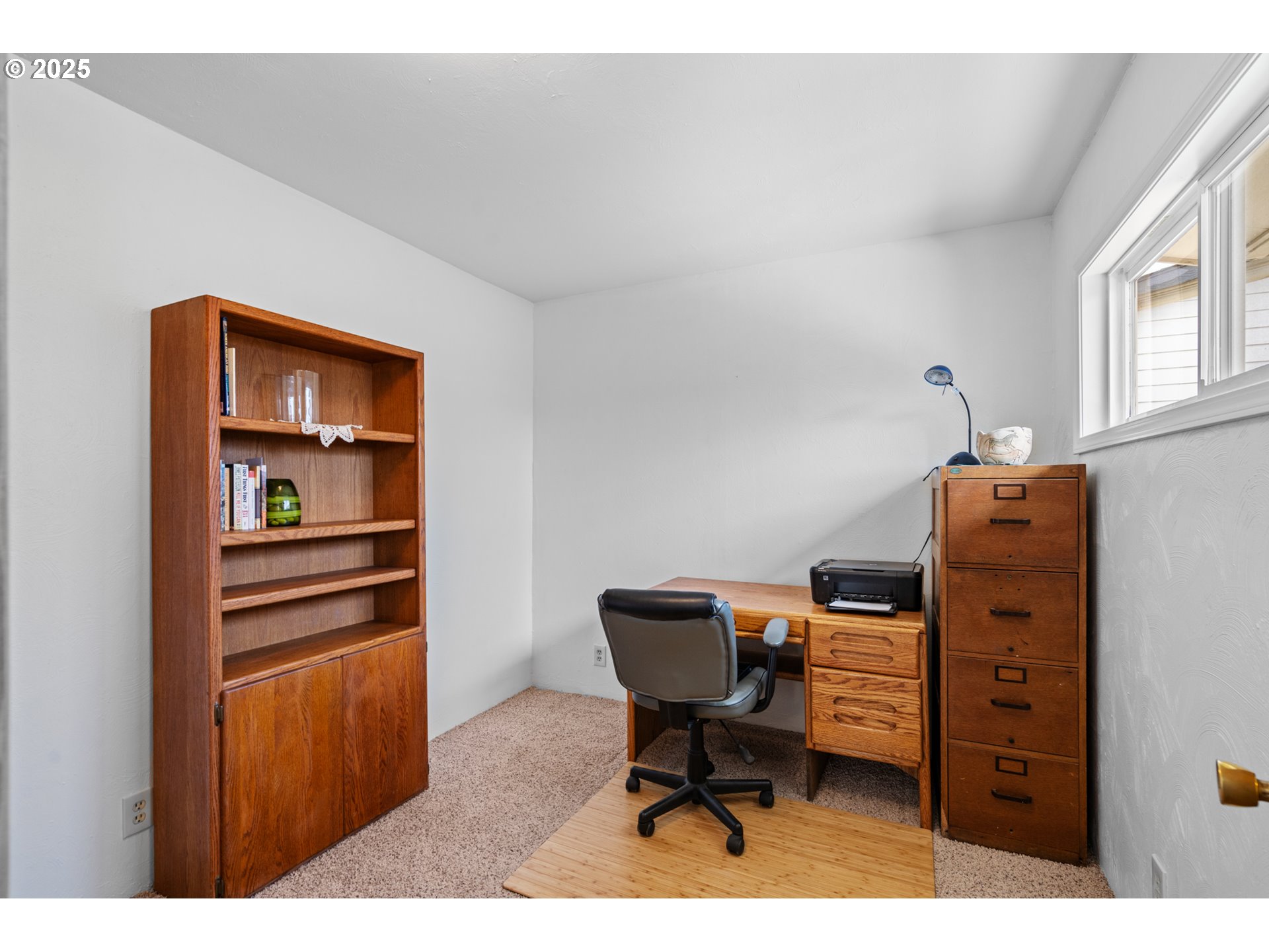 814 Southwest 44th Street Pendleton, OR 97801 - Photo 23 of 35 a workspace with furniture and window