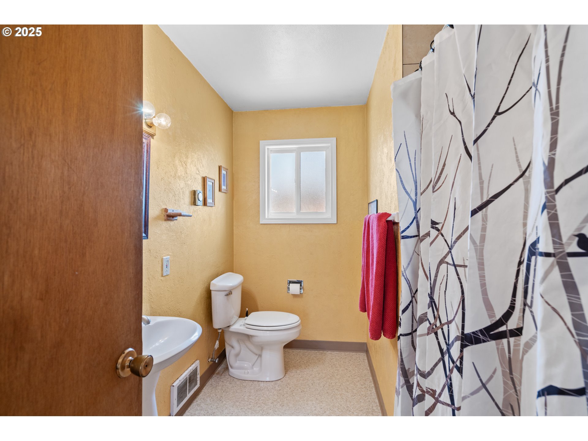 814 Southwest 44th Street Pendleton, OR 97801 - Photo 27 of 35 a bathroom with a toilet sink and a mirror
