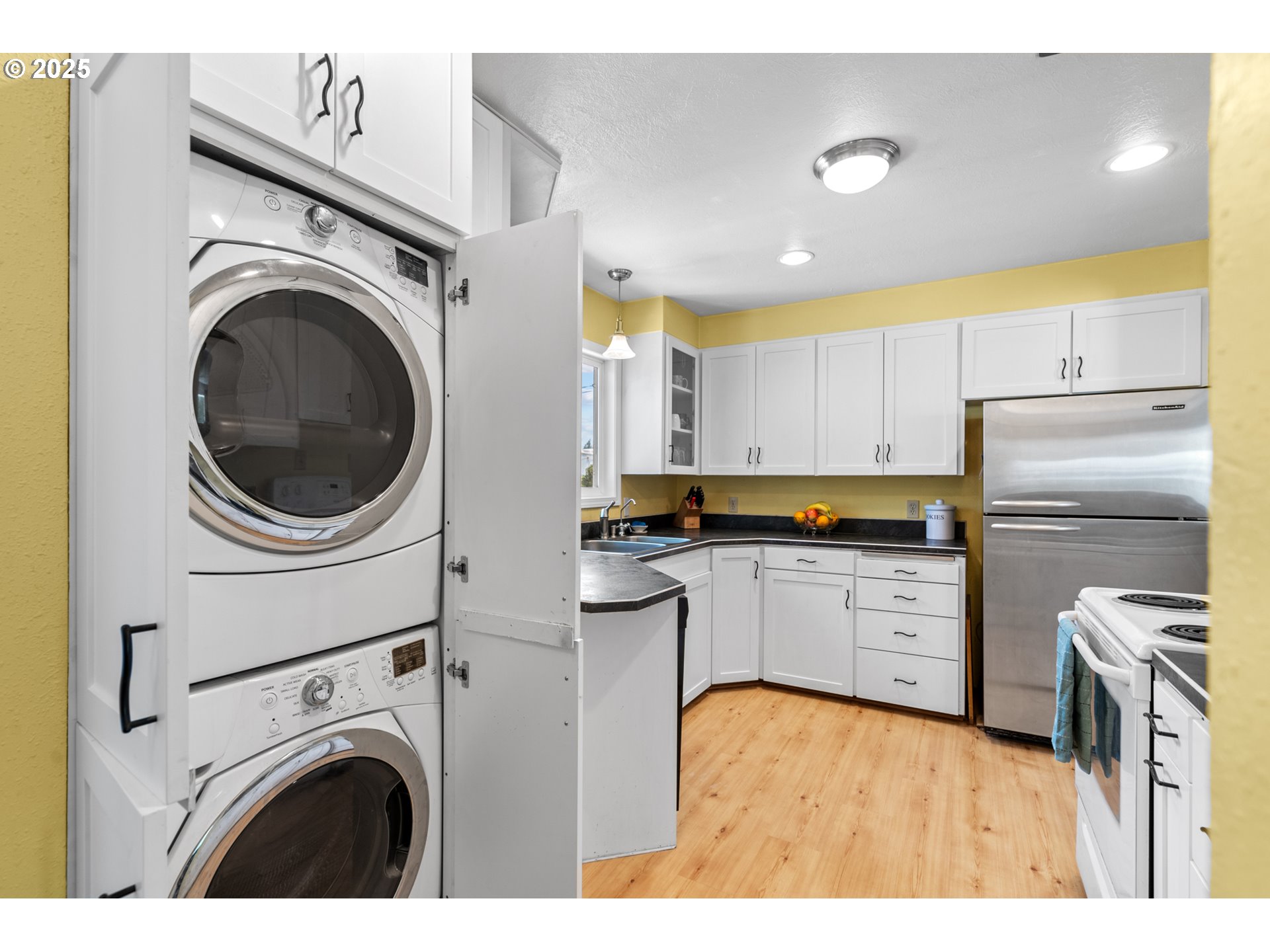 814 Southwest 44th Street Pendleton, OR 97801 - Photo 7 of 35 a kitchen with a washer and dryer