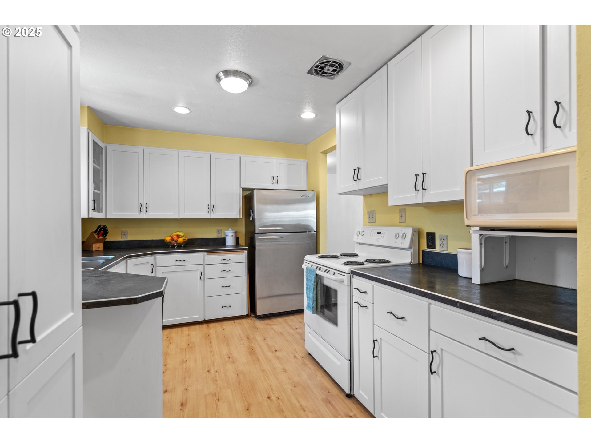 814 Southwest 44th Street Pendleton, OR 97801 - Photo 8 of 35 a kitchen with a refrigerator a sink and cabinets