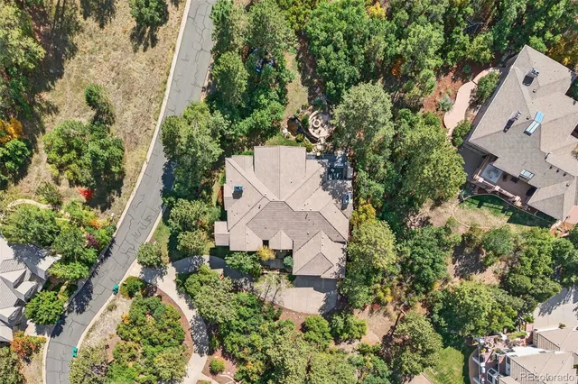 a black and white photo of a picture of floor