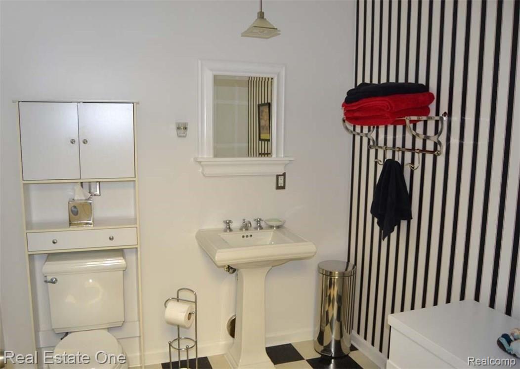 7933 Dubuque Road Clarkston, MI 48348 - Photo 18 of 26 Full Basement bathroom.