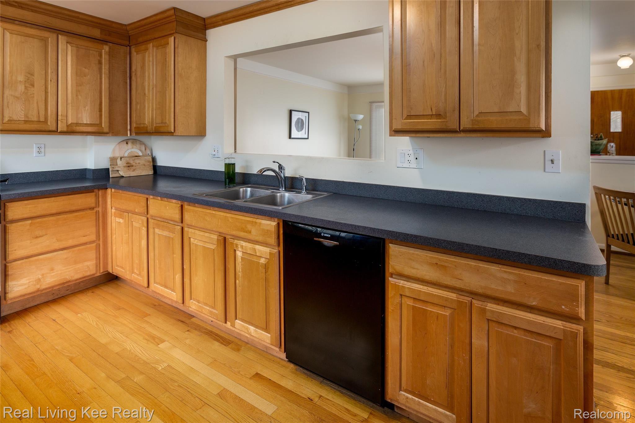 1294 Maple Drive Rochester, MI 48307 - Photo 10 of 20 Lots of cabinet and countertop space!