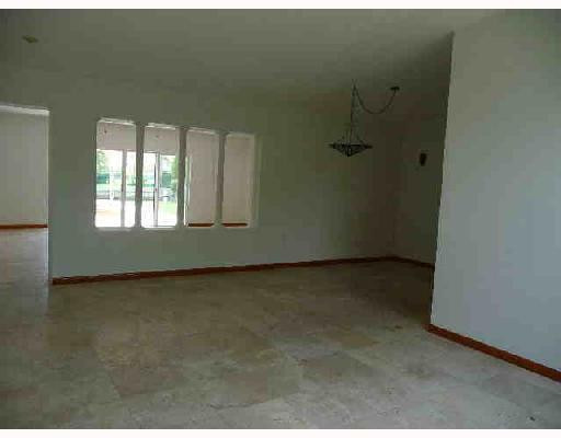 1450 Cleveland Road Miami Beach, FL 33141 - Photo 2 of 10 Living Room