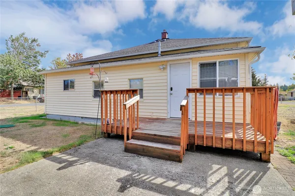 a view of a house with backyard