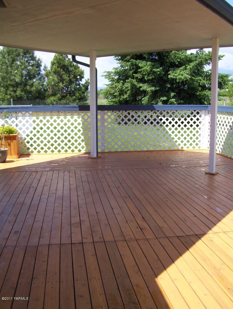 3206 South Stanton Road Yakima, WA 98903 - Photo 22 of 35 Covered Deck