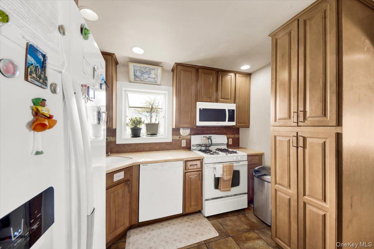 2-34 B 28 Street Queens, NY 11691 - Photo 7 of 25