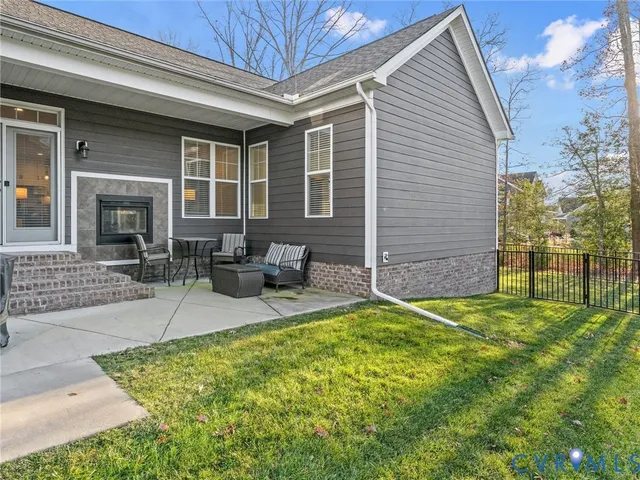 a view of a house with backyard and sitting area