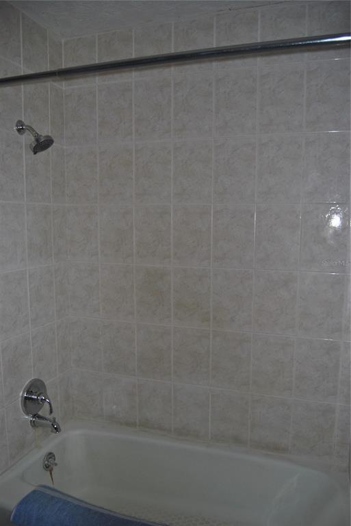 119 18th Street Northwest Ruskin, FL 33570 - Photo 11 of 20 a close up of a shower