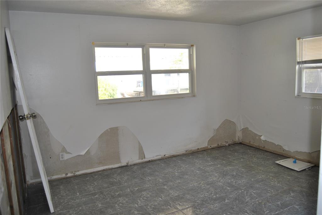 119 18th Street Northwest Ruskin, FL 33570 - Photo 12 of 20 an empty room with windows