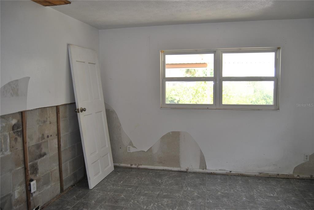 119 18th Street Northwest Ruskin, FL 33570 - Photo 13 of 20 an empty room with a window