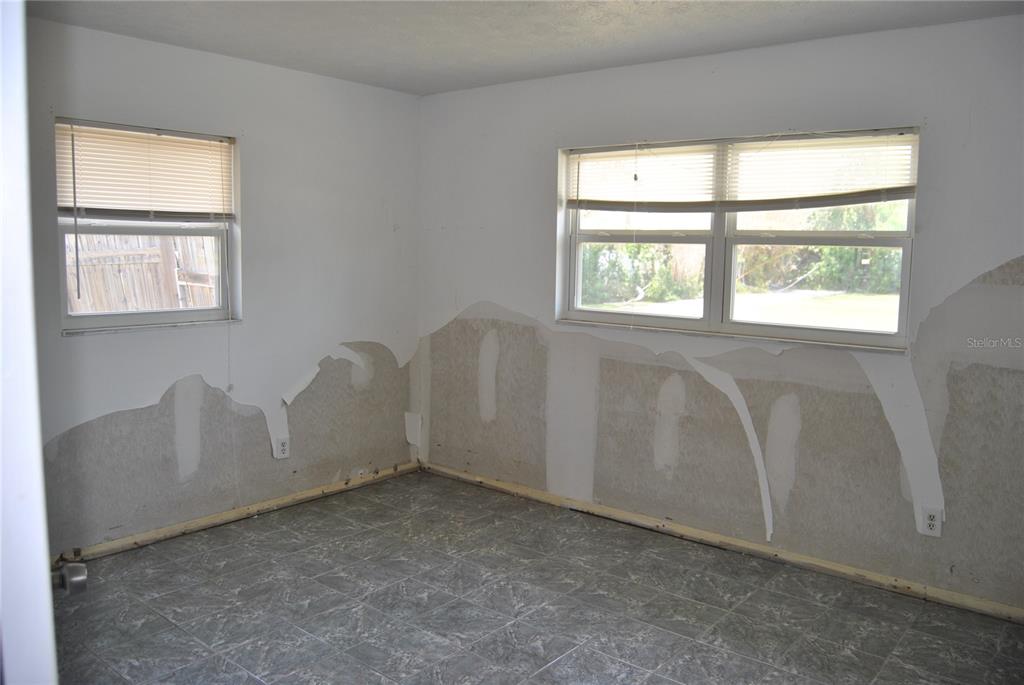 119 18th Street Northwest Ruskin, FL 33570 - Photo 8 of 20 an empty room with windows