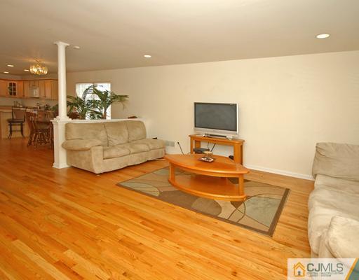 202 Runyon Avenue Middlesex, NJ 08846 - Photo 3 of 15