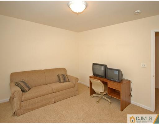 202 Runyon Avenue Middlesex, NJ 08846 - Photo 10 of 15