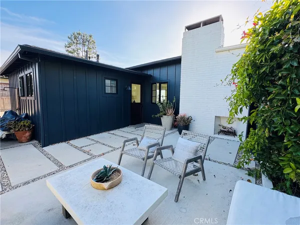 a table and chairs in front of a house