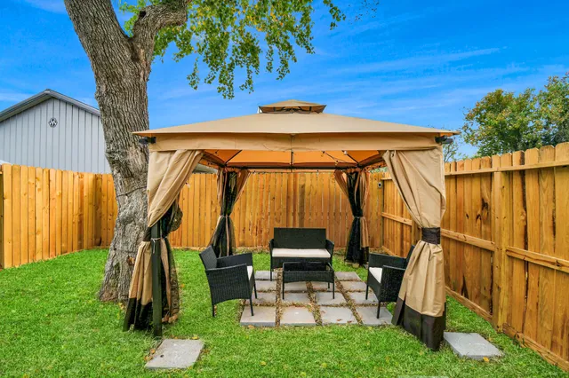 a view of a house with a backyard