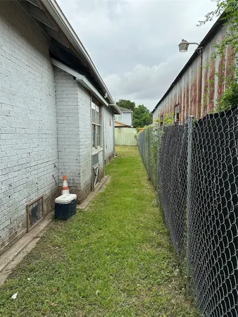 $1,650 | 304 Lockwood Drive, Houston, TX 77011