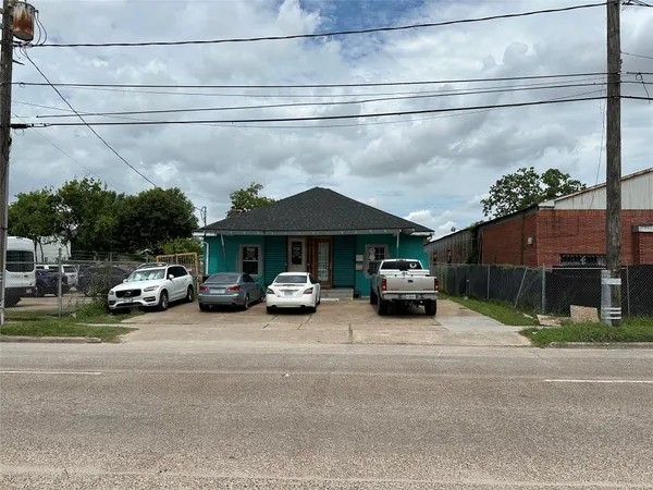 $1,650 | 304 Lockwood Drive, Houston, TX 77011