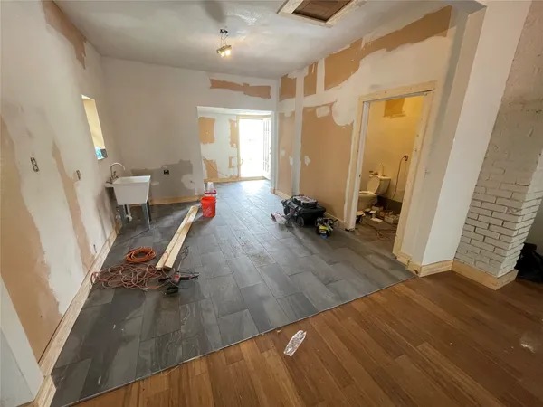 $1,650 | 304 Lockwood Drive, Houston, TX 77011