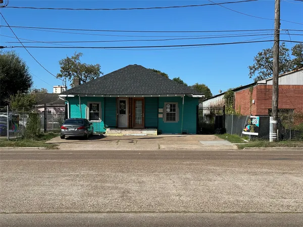 $1,650 | 304 Lockwood Drive, Houston, TX 77011