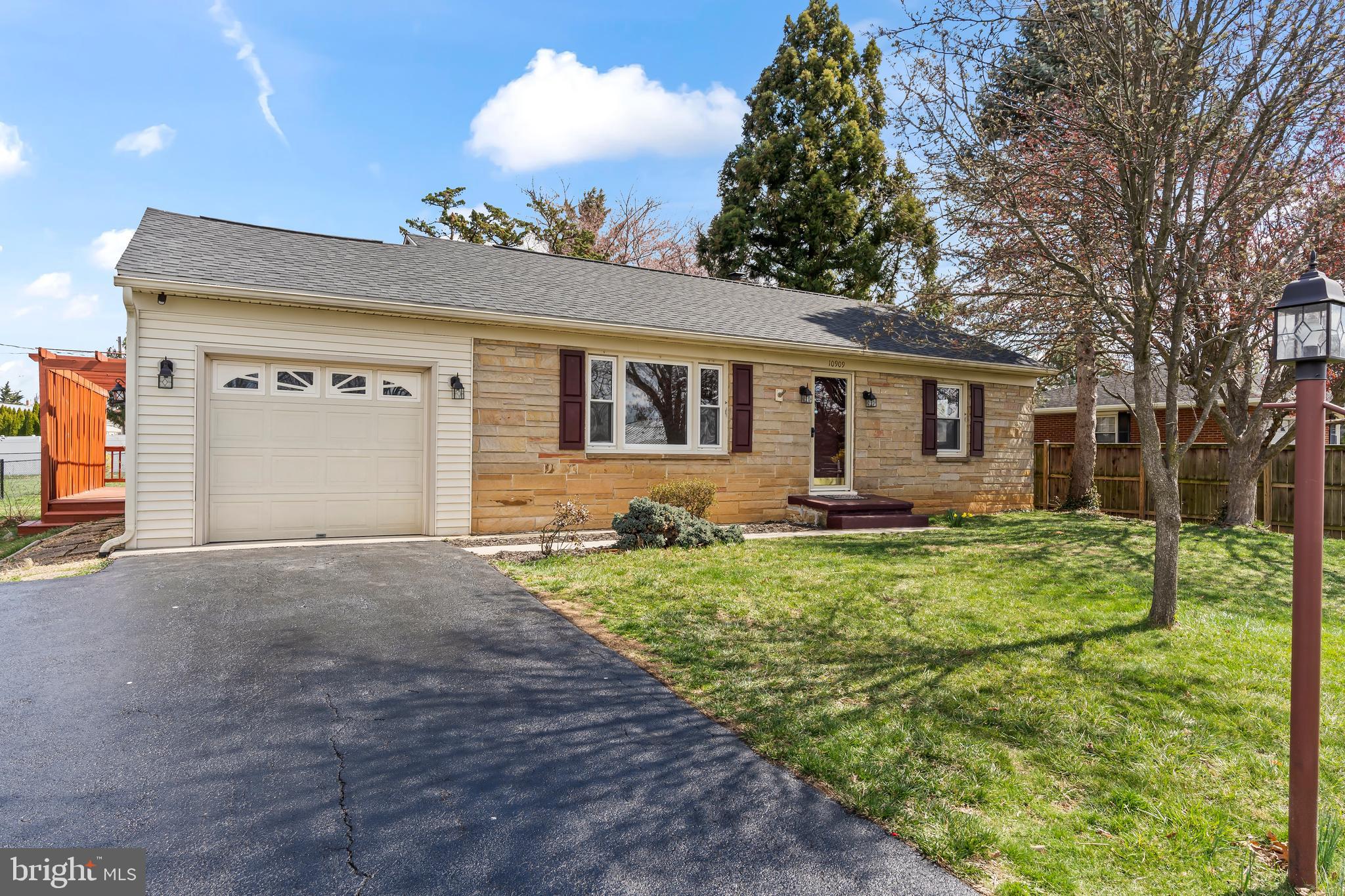 10909 Donelson Drive Williamsport, MD 21795 - Photo 2 of 37 a front view of a house with garden