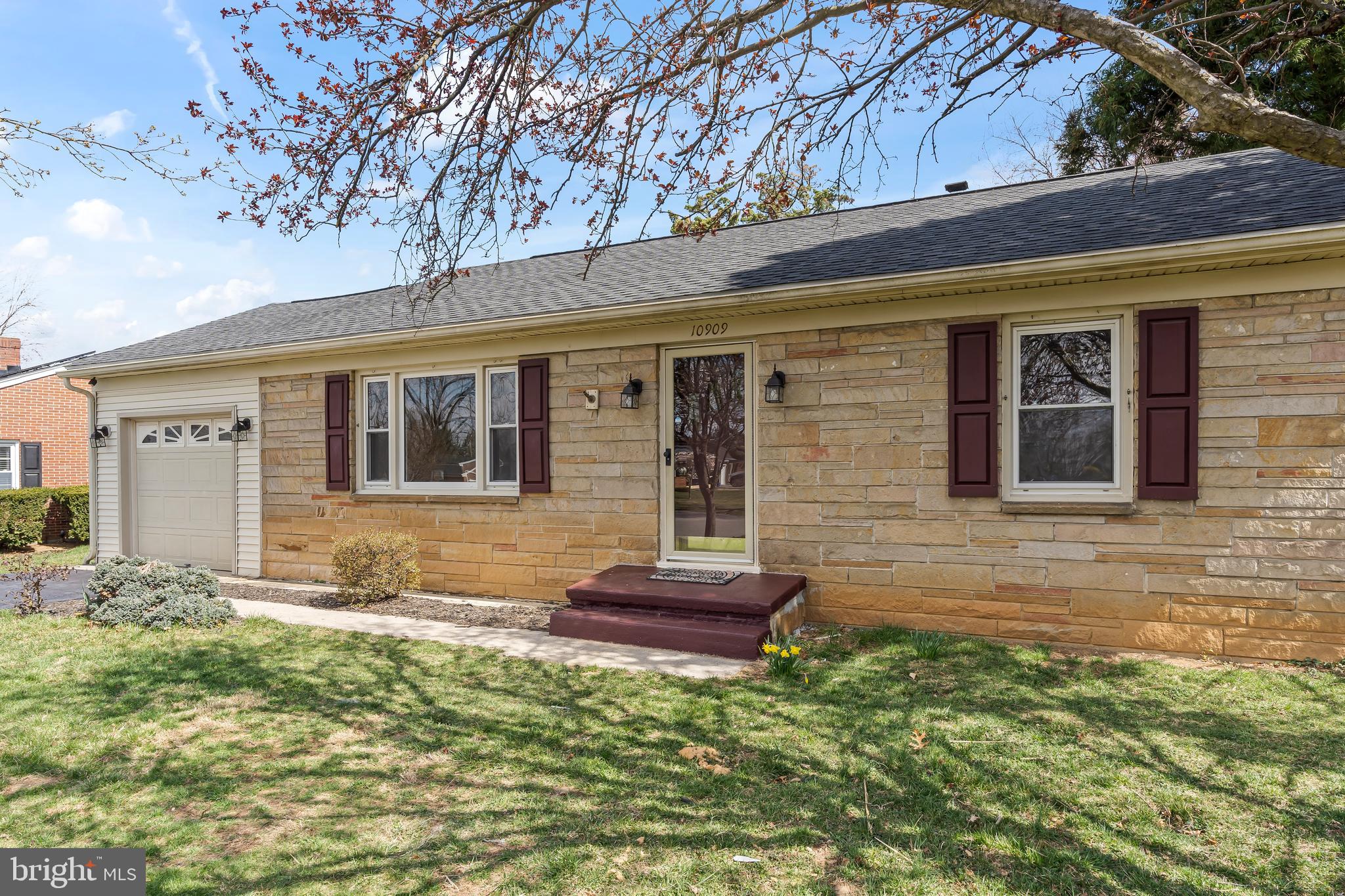 10909 Donelson Drive Williamsport, MD 21795 - Photo 4 of 37 a front view of a house with a yard