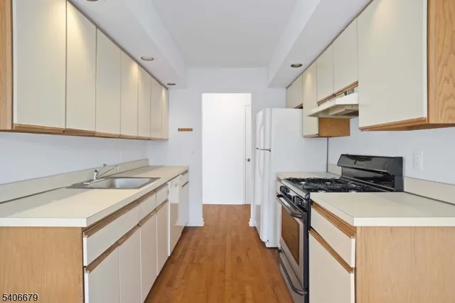 $2,450 | 25 Canterbury Road, Unit D, Chatham, NJ 07928