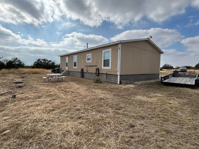 a view of a house with backyard