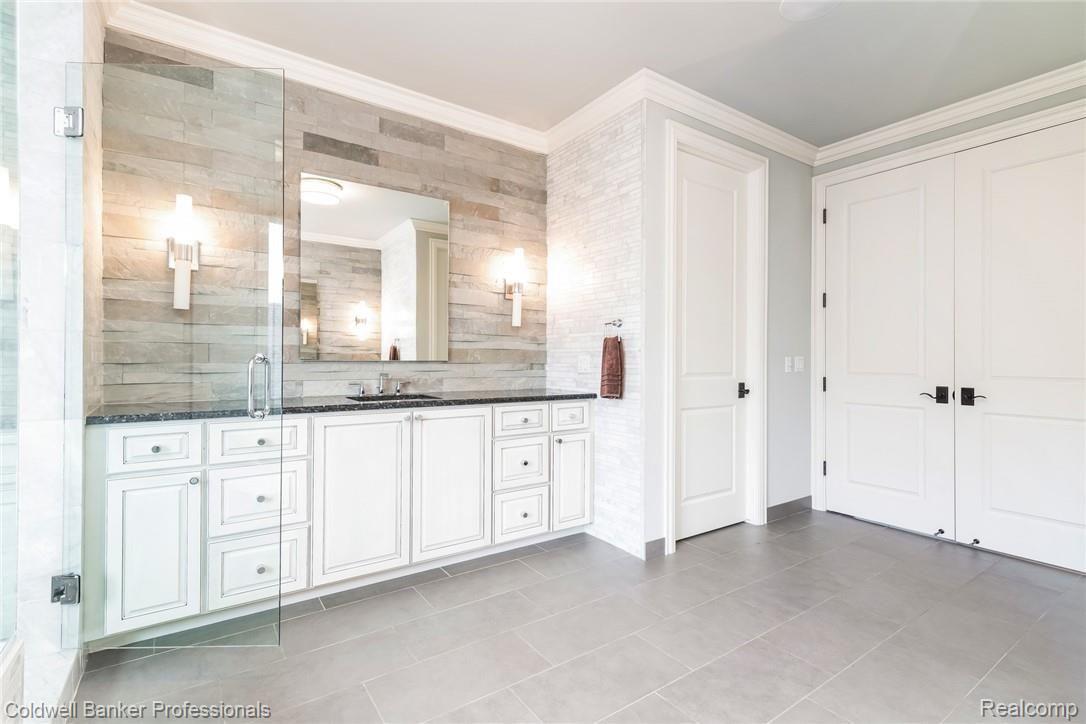 3762 Thatcher Drive Rochester, MI 48309 - Photo 33 of 76 Beautiful stonework, superb lighting