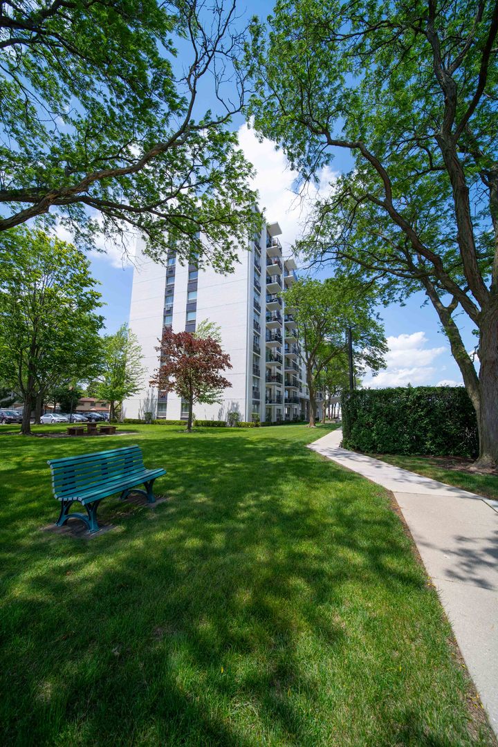 9009 Golf Road, Unit 5B Des Plaines, IL 60016 - Photo 4 of 29 Gallery Image 4