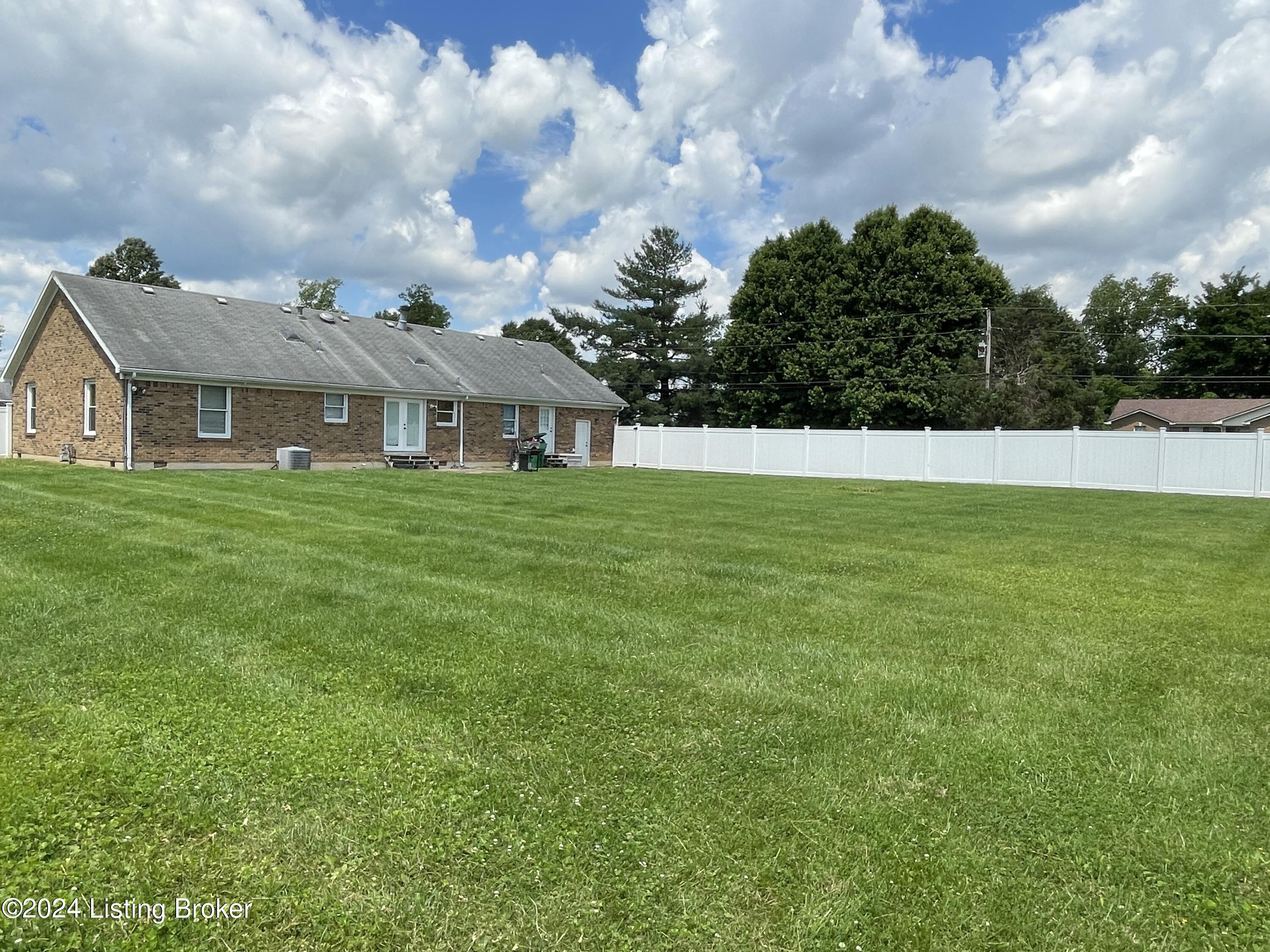 144 Stonepost Road Louisville, KY 40229 - Photo 6 of 40 IMG_5747