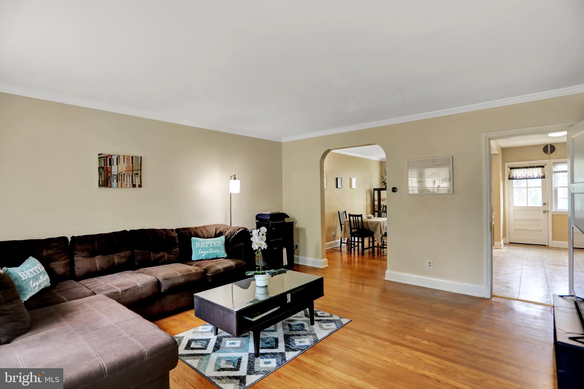 416 Overbrook Road Baltimore, MD 21212 - Photo 2 of 41 Living Room