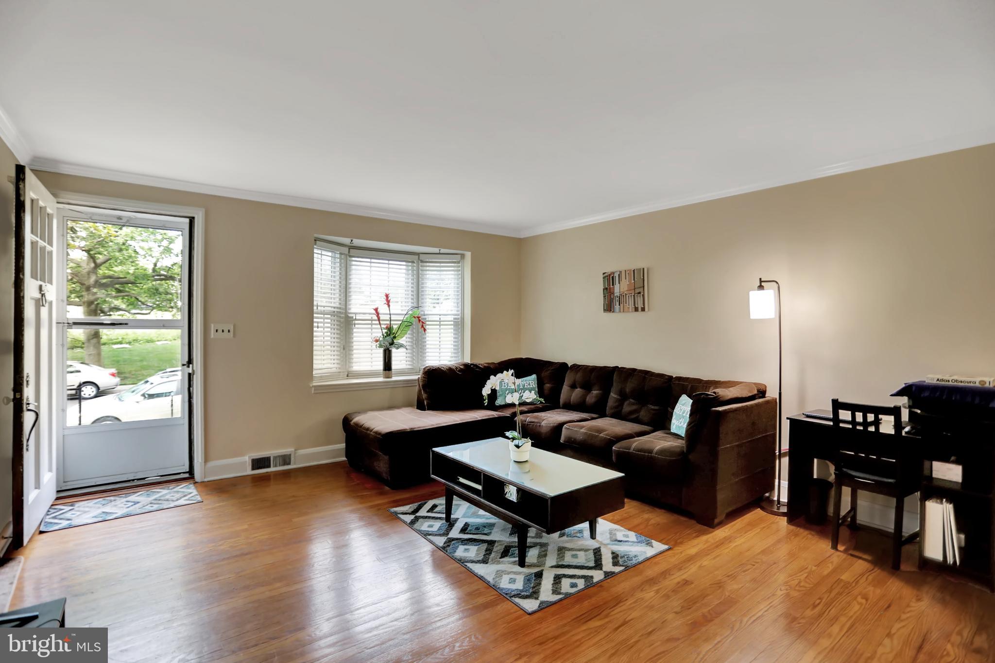 416 Overbrook Road Baltimore, MD 21212 - Photo 3 of 41 Living Room