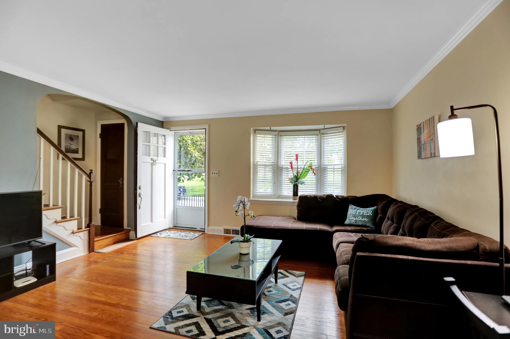416 Overbrook Road Baltimore, MD 21212 - Photo 4 of 41 Living Room