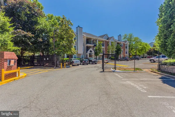 $1,850 | 3308 Wyndham Circle, Unit 122, Alexandria, VA 22302