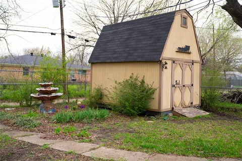 a view of a back yard of the house