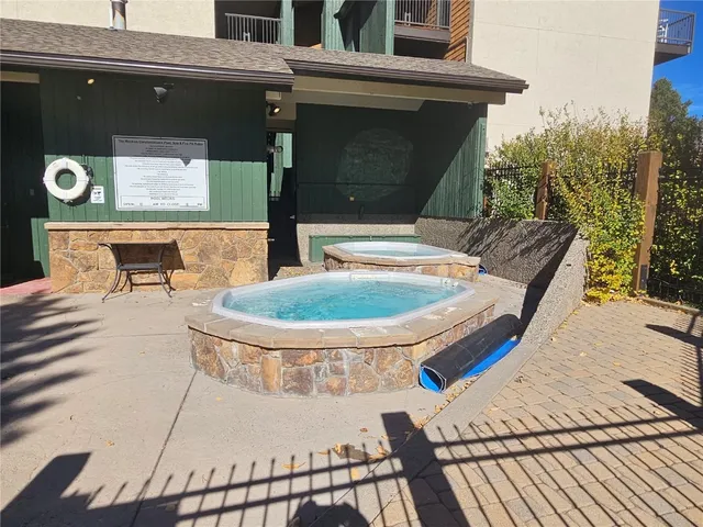 a view of outdoor kitchen outdoor kitchen