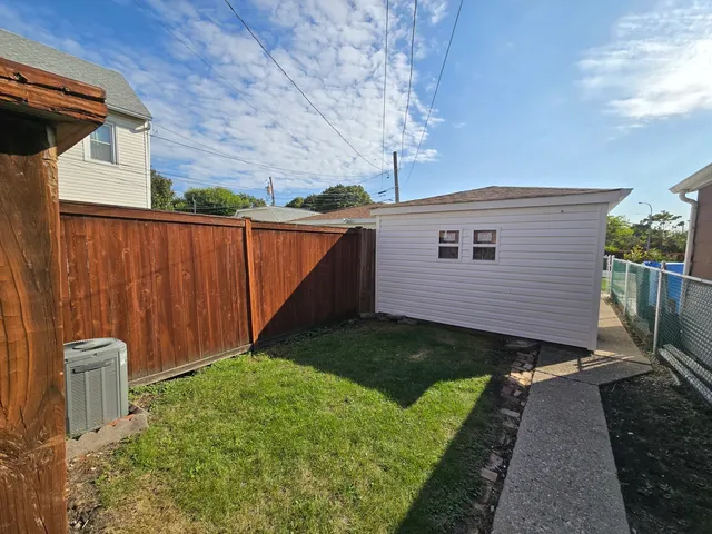 a view of a backyard with pathway